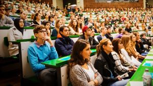 Eröffnungsveranstaltung für Erstsemester Studenten an der Uni Hohenheim – abseits des Hörsaals müssen sich die meisten Studis Gedanken über ihre finanzielle Situation machen. Foto: dpa