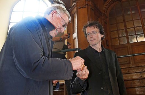 Horst Köhler bekommt von Martin Kaleschke einen kleinen Blasebalg in die Hand gedrückt. Foto: Avanti/Ralf Poller