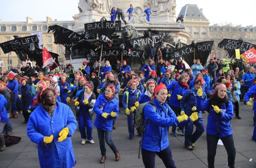 In Paris streiken mehrere tausend Menschen gegen die geplante Rentenreform der französischen Regierung. Foto: dpa/Michel Euler