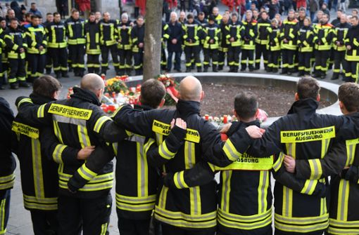 In Augsburg wurde ein Mann von Jugendlichen getötet. Die Kollegen von der Feuerwehr trauern. Foto: dpa/Stefan Puchner