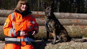 Sabine Moscal und Rettungshund Baily sind seit vielen Jahren gemeinsam im Einsatz. Foto: Rettungshundestaffel