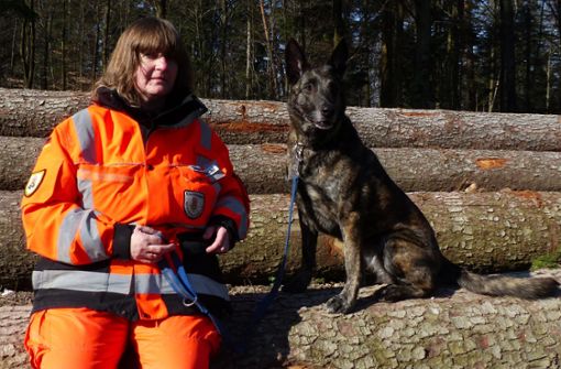 Sabine Moscal und Rettungshund Baily sind seit vielen Jahren gemeinsam im Einsatz. Foto: Rettungshundestaffel