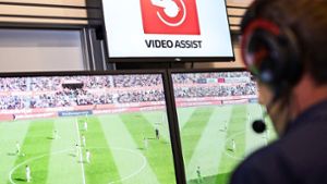 In der Kritik: Videoassistent vor seinen Bildschirmen in Köln. Foto: dpa
