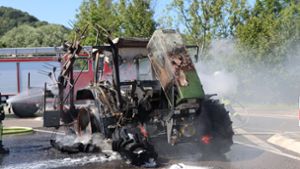 Das Traktorgespann fing in Süßen Feuer. Foto: 7aktuell.de/ Bernd Fausel