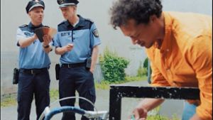 Szenenbild aus dem umstrittenen Satire-Clip „Racial Profiling“: Die Polizisten nutzen einen Farbfächer, um das Maß der Kriminalität zu  deuten. Foto: funk/Screenshot