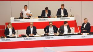 Wolfgang Dietrich  (re.) ist raus beim VfB Stuttgart – können die Verbliebenen Funktionäre den Club einen? Foto: Baumann