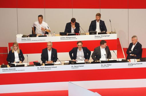 Wolfgang Dietrich  (re.) ist raus beim VfB Stuttgart – können die Verbliebenen Funktionäre den Club einen? Foto: Baumann