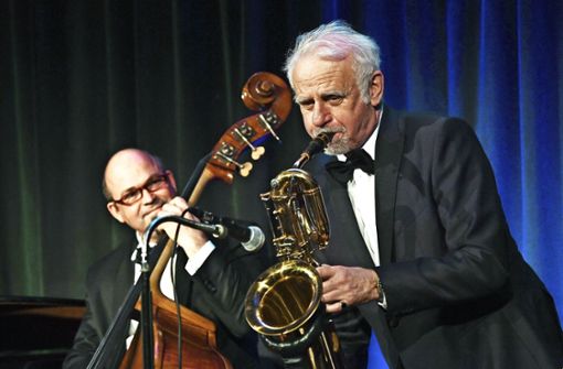Entertainer Roland Baisch (rechts) mit seinem wunderbaren Count Baischy Orchester, im Hintergrund Florian Dohrmann  am Bass. Foto: Horst Doemoetoer