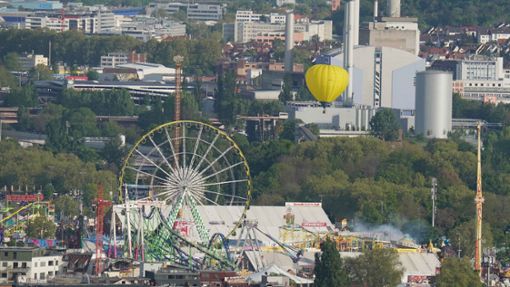 Einer der 12 Heißluftballons fliegt über dem Frühlingsfest. Foto: Andreas Rosar Fotoagentur-Stuttg/Andreas Rosar Fotoagentur-Stuttg