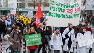 2019 demonstrieren rund 400 Menschen in Gießen für eine Streichung des Strafrechtsparagrafen 219a. Foto: epd/Rolf K. Wegst