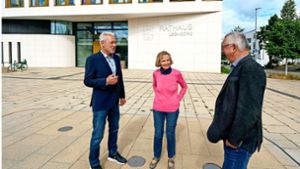 Wichtiger Entscheidungsort: Ottmar Pfitzenmaier (links) und Christa Weiß beim Sommergespräch am Leonberger Rathaus. Foto: Simon Granville