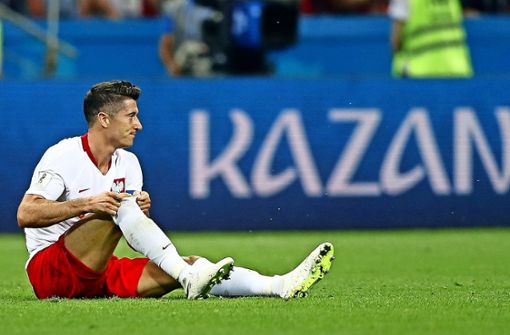 Robert Lewandowski am Boden: Den Makel der WM-Blamage nimmt der Pole nach dem Urlaub mit zu seinem Arbeitgeber FC Bayern. Foto: AP