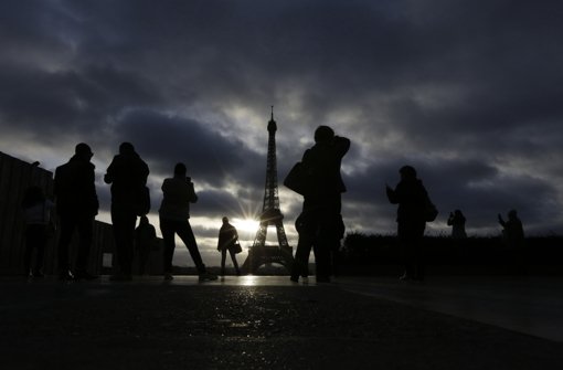 Die Bürger in Paris ringen um Worte nach den Ereignisse am Freitagabend. Foto: AP
