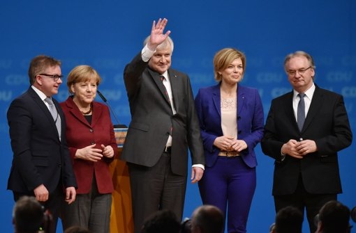 Von links: Guido Wolf, CDU-Spitzenkandidat in Baden-Württemberg, Bundeskanzlerin Angela Merkel, der bayerische Ministerpräsiden Horst Seehofer, CDU-Vize Julia Klöckner und der Ministerpräsident von Sachsen-Anhalt Reiner Haseloff stehen nach der Rede von Seehofer auf der Bühne beim CDU-Bundesparteitag in Karlsruhe. Foto: dpa