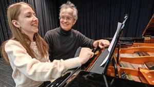 Marharyta Ushakova und Jens Fuhr lieben beide das Klavierspielen. Foto: Jürgen Bach