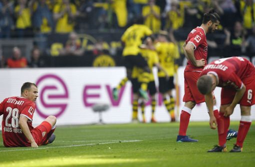Ratloser VfB, jubelnde Dortmunder: Eine starke Anfangsphase reichte den Stuttgartern nicht zu einem Erfolg gegen den BVB. Foto: AP