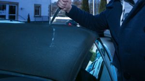 Einfach so: Blinde Zerstörungswut an geparkten Autos sorgt für reichlich Ärger. Foto: Horst Rudel