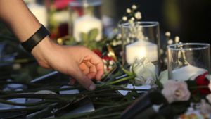 Trauernde legen Blumen und Kerzen an der Schule in Texas nieder. Foto: AP