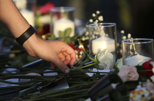Trauernde legen Blumen und Kerzen an der Schule in Texas nieder. Foto: AP
