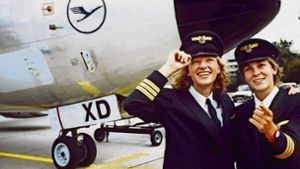 Nicola Lisy (links) und Evi Hetzmannseder waren die  ersten von Lufthansa ausgebildeten Pilotinnen. Ihr erster Flug war am 23. August 1988. Foto: Lufthansa