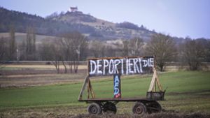 „Deportiert die AfD“ – die Botschaft mit der vorbelasteten Formulierung auf einem Anhänger bei Tübingen unterstreicht die Abneigung gegenüber der rechtspopulistischen Partei in der Universitätsstadt. Foto: imago//Markus Ulmer