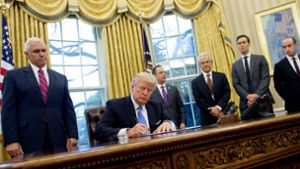 Lässt nicht locker: Donald Trump unterzeichnet den Einreisestopp für Muslime. Foto: AFP