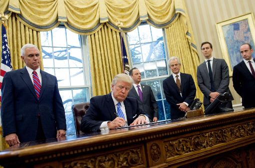 Lässt nicht locker: Donald Trump unterzeichnet den Einreisestopp für Muslime. Foto: AFP