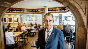Restaurantleiter Taeke Halbersma kann eine große Weinauswahl offerieren Foto: Lichtgut/Achim Zweygarth