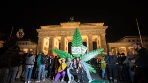 Gras-Fans feiern die Legalisierung in Berlin. Foto: dpa/Sebastian Gollnow