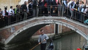 Nicht nur in der berühmten Lagunenstadt Venedig drängen sich die Touristen dicht an dicht. Foto: Bumble Dee/Shutterstock.com