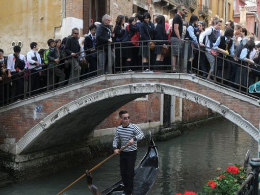 Nicht nur in der berühmten Lagunenstadt Venedig drängen sich die Touristen dicht an dicht. Foto: Bumble Dee/Shutterstock.com