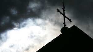 Dunkle Wolken über einer Kirche in Niedersachsen. Foto: dpa/Friso Gentsch