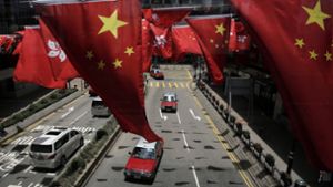 Einträchtig hängt die chinesische Fahne neben dem Banner Hongkongs in der ehemaligen Kolonie. Foto: AP