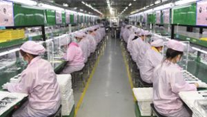 Arbeiter an den Produktionslinien in der Werkstatt der Jabil Technology (Chengdu) Co., Ltd. in Chengdu. Die Kommunistische Partei einwirft einen neuen  Fünf-Jahres-Plan, der China unabhängiger von der Welt machen soll. Foto: dpa/Liu Kun