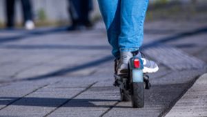 Die Mitnahme von E-Scootern ist wegen Sicherheitsbedenken bereits in mehreren Städten in Bussen und Bahnen verboten worden (Symbolbild). Foto: Jens Büttner/dpa