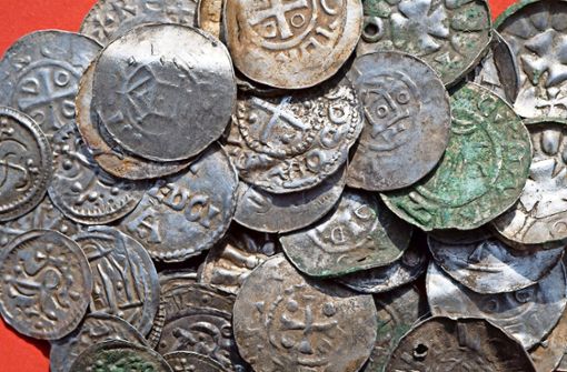 In einem Acker auf Rügen sind Archäologen auf einen wertvollen Silberschatz aus dem späten zehnten  Jahrhundert gestoßen. Foto: dpa
