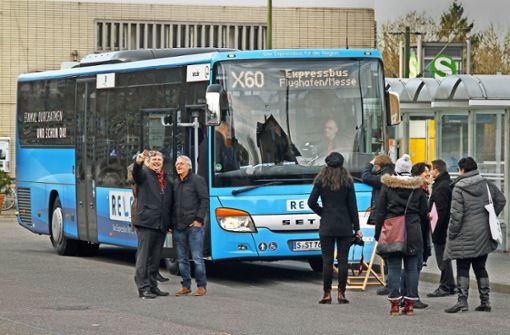 Der Expressbus zum Flughafen – hier bei seiner Inbetriebnahme im Dezember 2016 – soll künftig öfter fahren. Foto: factum/Archiv