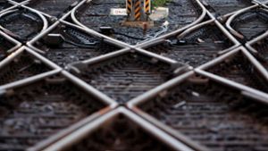 Ganz schön gefährlich: Die Beine des Mannes hingen in den Gleisbereich (Symbolbild). Foto: AP/MICHAEL PROBST