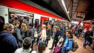 Viel los auf den Bahnsteigen: die S-Bahn wird trotz Kritik von immer mehr Menschen genutzt. Foto: Lichtgut/Leif Piechowski