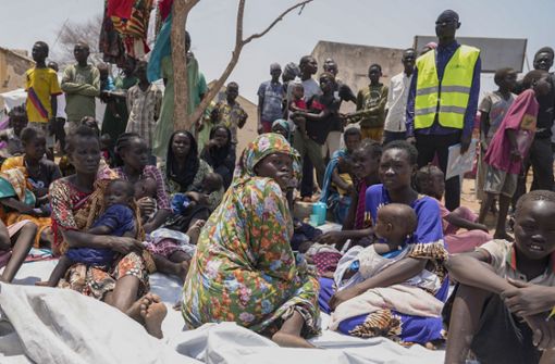 Flüchtlinge aus dem Sudan sitzen vor einer Ernährungsklinik (Archivbild). Foto: dpa/Sam Mednick