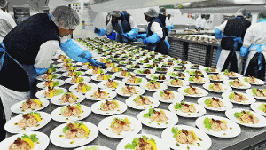In der Küche der Fluggesellschaft Emirates in Dubai werden pro Tag im Schnitt 153 000 Mahlzeiten gekocht. Das Essen für die Gäste der First Class und der Business-Class wird auf Porzellantellern angerichtet. Foto: Emirates
