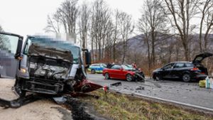 Autofahrer gerät in Gegenverkehr – drei Schwerverletzte