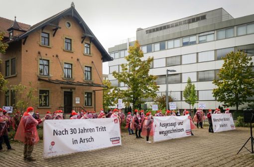 Mehr als 100 Mitarbeiter haben am Donnerstag gegen die Schließung von Honeywell in Schönaich protestiert. Foto: factum/Simon Granville