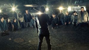Wer muss dran glauben? Die sechste Staffel von „The Walking Dead“ endete mit einem Cliffhanger. Der Auftakt der siebten bringt die grausige Auflösung. Foto: AMC/Sky