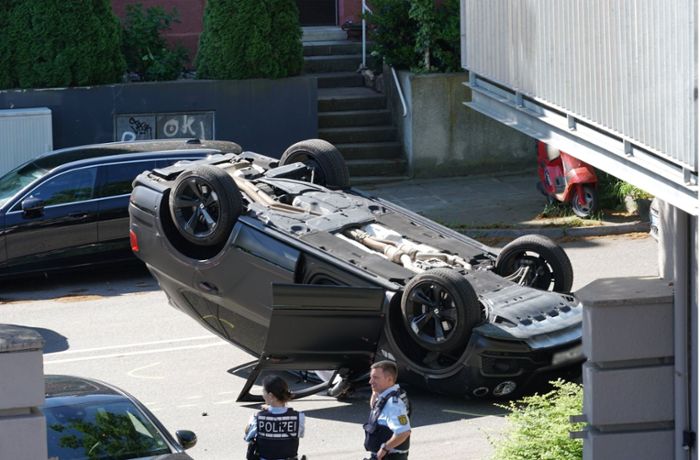 Unfall in Stuttgart: Bentley Bentayga landet auf dem Dach  – Fahrer wohl betrunken