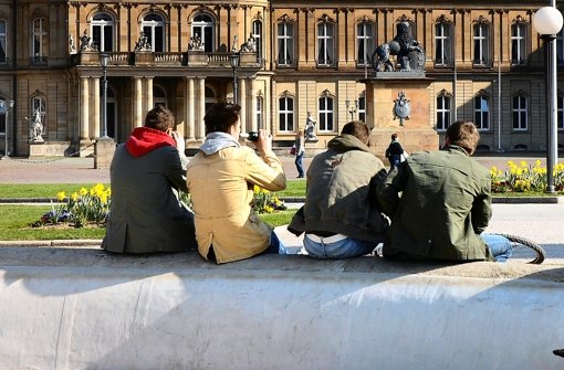 Der Schlossplatz ist ein beliebter Treffpunkt für alle. Orte nur für Jugendliche sind in Mitte und im Süden aber Mangelware. Foto: factum/Weise