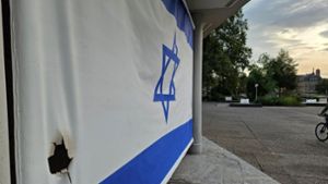 Unbekannte haben versucht, die Israel-Fahne am Schauspielhaus anzuzünden. Foto: Andreas Rosar