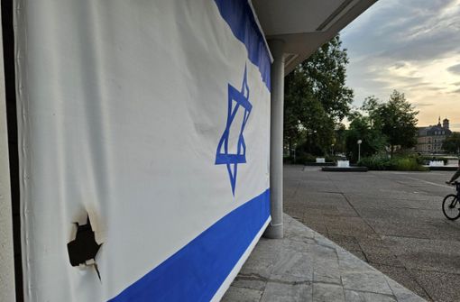 Unbekannte haben versucht, die Israel-Fahne am Schauspielhaus anzuzünden. Foto: Andreas Rosar