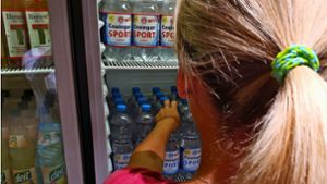 Ob aus Gewicht- oder aus Kostengründen: Viele Menschen kaufen ihre Getränke lieber  in Plastikflaschen oder Blechdosen statt in Glas. Foto: Kathrin Wesely