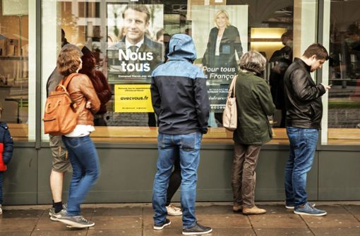 Wähler vor dem Institut français:  Sie entscheiden sich für  Macron oder Le Pen. Foto: Lg/Rettig